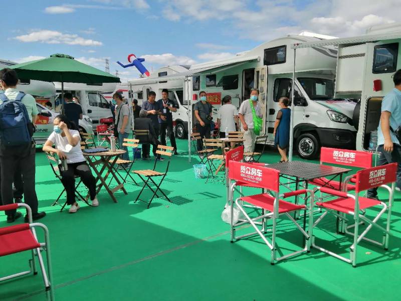 這個(gè)展會(huì)真的太熱鬧了，這么多人定房車(chē)