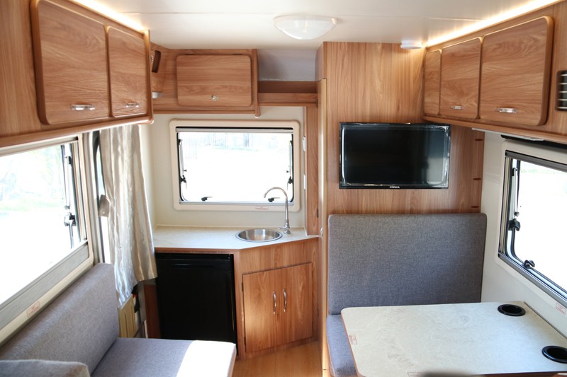 四驅(qū)、兩張超大床人床的房車，看這款