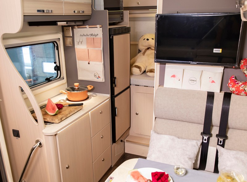 一家四口出行，這款房車非常合適