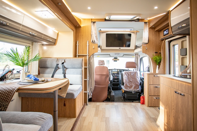 塞拉維雙拓展房車，內部裝飾靜待你的目光